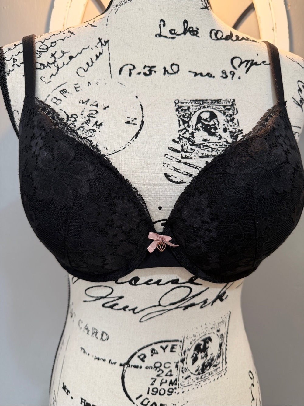 VICTORIA’S SECRET BLACK LACE UNDERWIRE BRA 32DD
